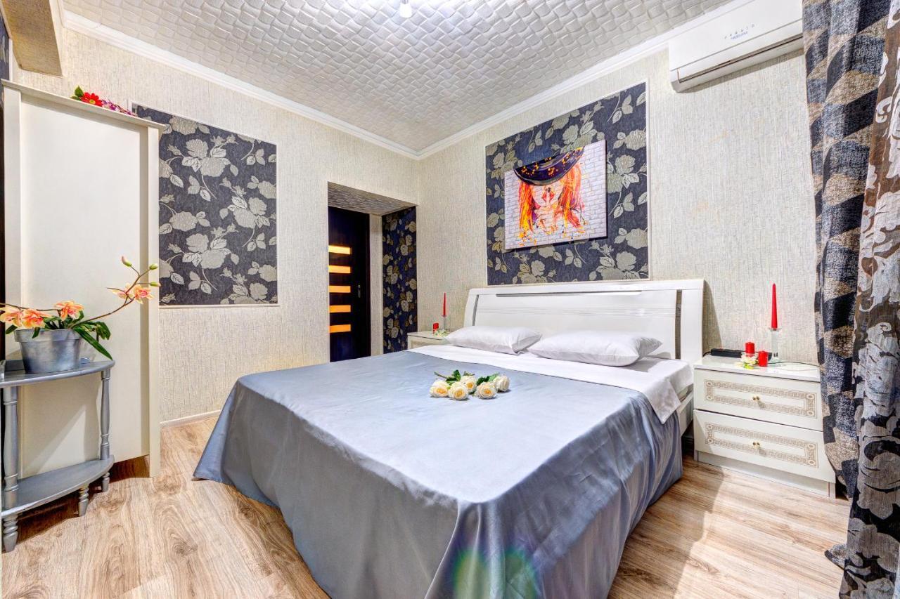 Four-Room Apartment Near The Opera Of Ukraine 키예프 외부 사진