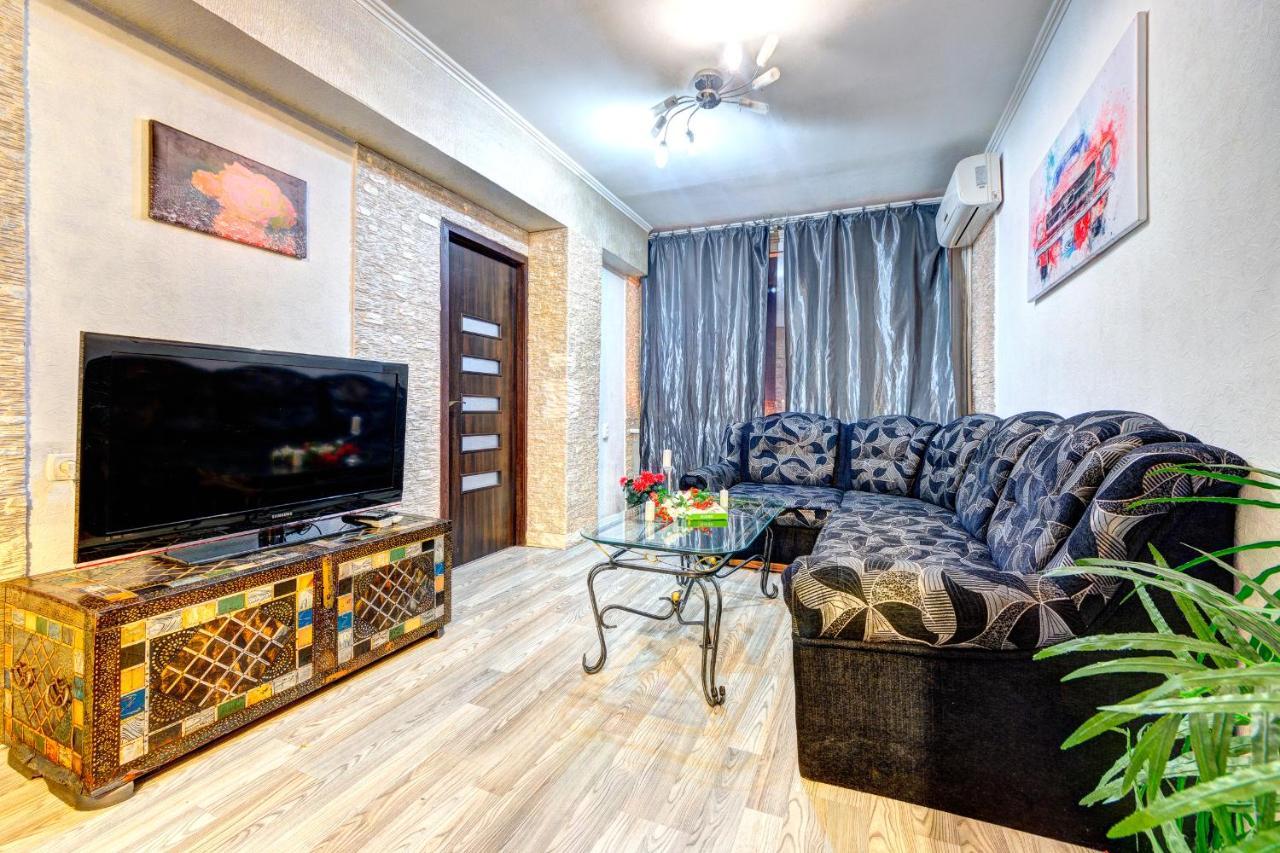 Four-Room Apartment Near The Opera Of Ukraine 키예프 외부 사진